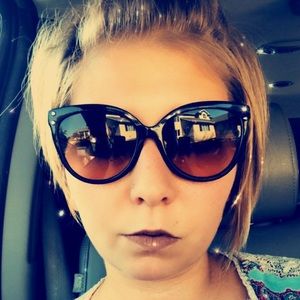 Meet your Posher, Caitlin